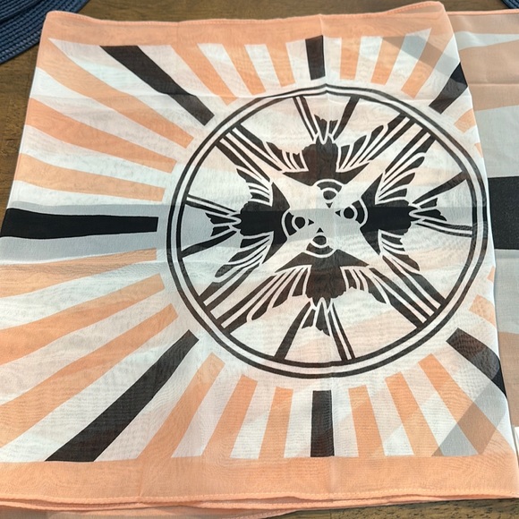 Scarf - Picture 1 of 4